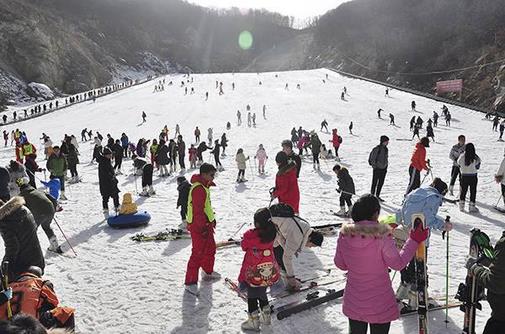 2017-2018冰雪季，我國(guó)冰雪旅游人數(shù)達(dá)到1.97億人次，冰雪旅游收入約3300億元