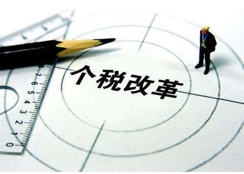 11月份，全國一般公共預(yù)算收入10775億元，同比下降5.4%，支出16431億元，同比下降0.8%??