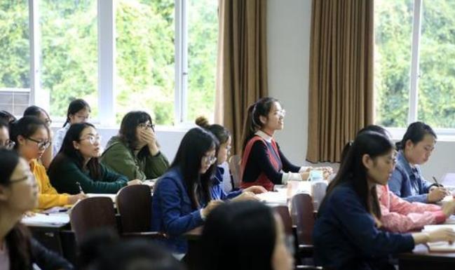 2018年全國共有普通高等學(xué)校2663所，各種形式的高等教育在學(xué)總規(guī)模為3833萬人